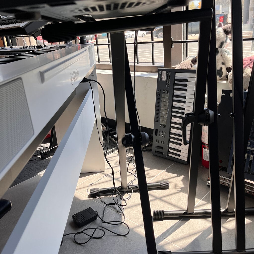 Yamaha Used Yamaha P45 with Stand/pedal