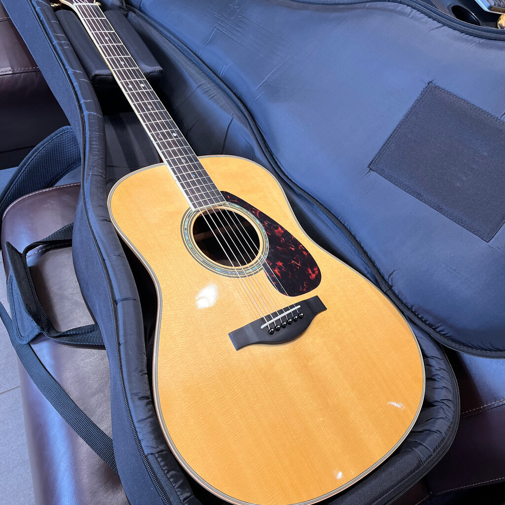 Yamaha Used Yamaha LL16R Acoustic Guitar w/Yamaha Bag