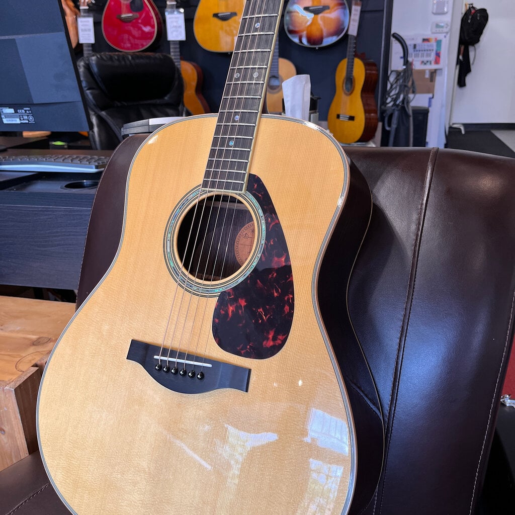 Yamaha Used Yamaha LL16R Acoustic Guitar w/Yamaha Bag