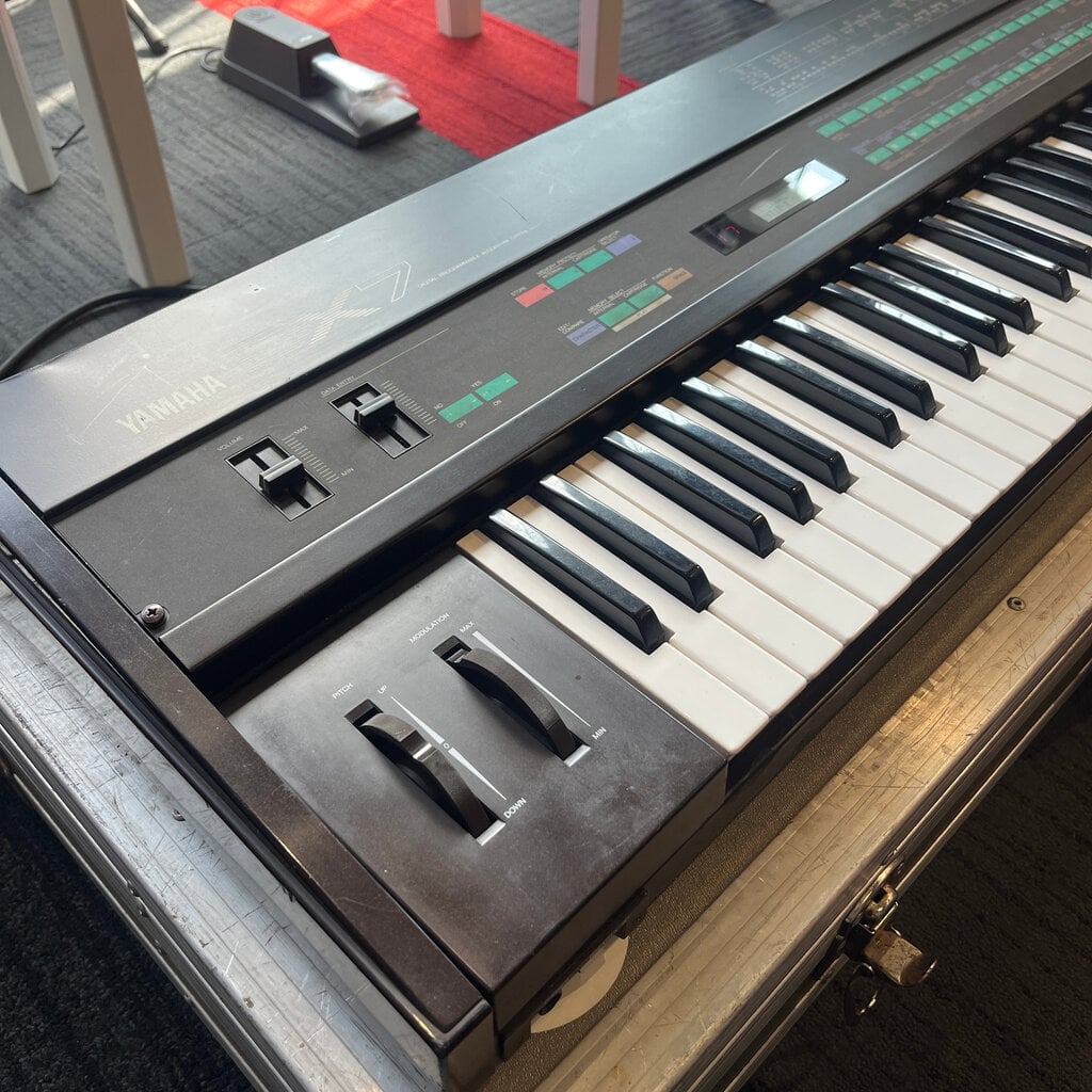 Yamaha Consignment/Used Yamaha DX7 Digital Synthesizer w/Road Case
