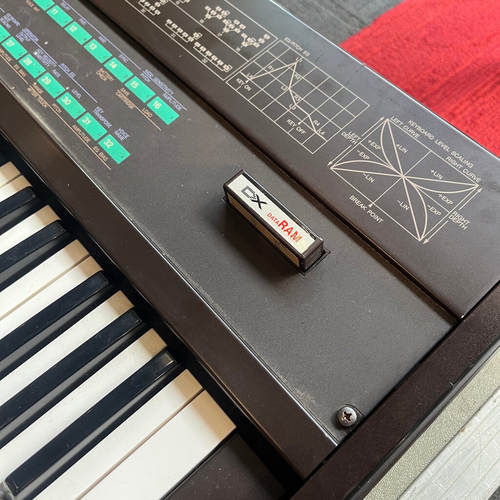 Yamaha Consignment/Used Yamaha DX7 Digital Synthesizer w/Road Case