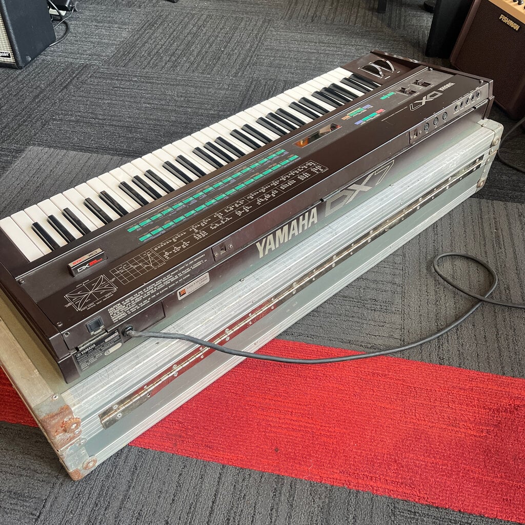 Yamaha Consignment/Used Yamaha DX7 Digital Synthesizer w/Road Case