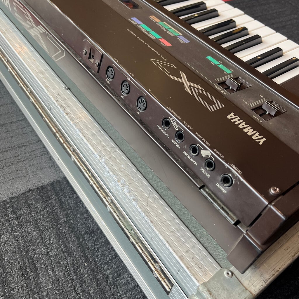 Yamaha Consignment/Used Yamaha DX7 Digital Synthesizer w/Road Case