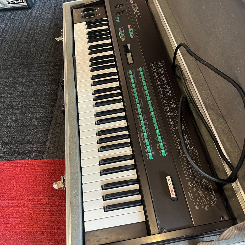 Yamaha Consignment/Used Yamaha DX7 Digital Synthesizer w/Road Case