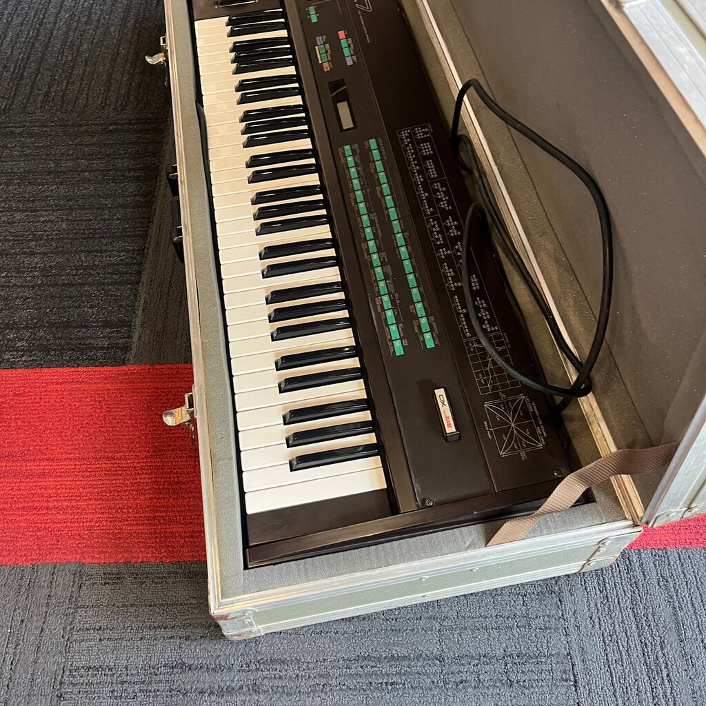 Yamaha Consignment/Used Yamaha DX7 Digital Synthesizer w/Road Case