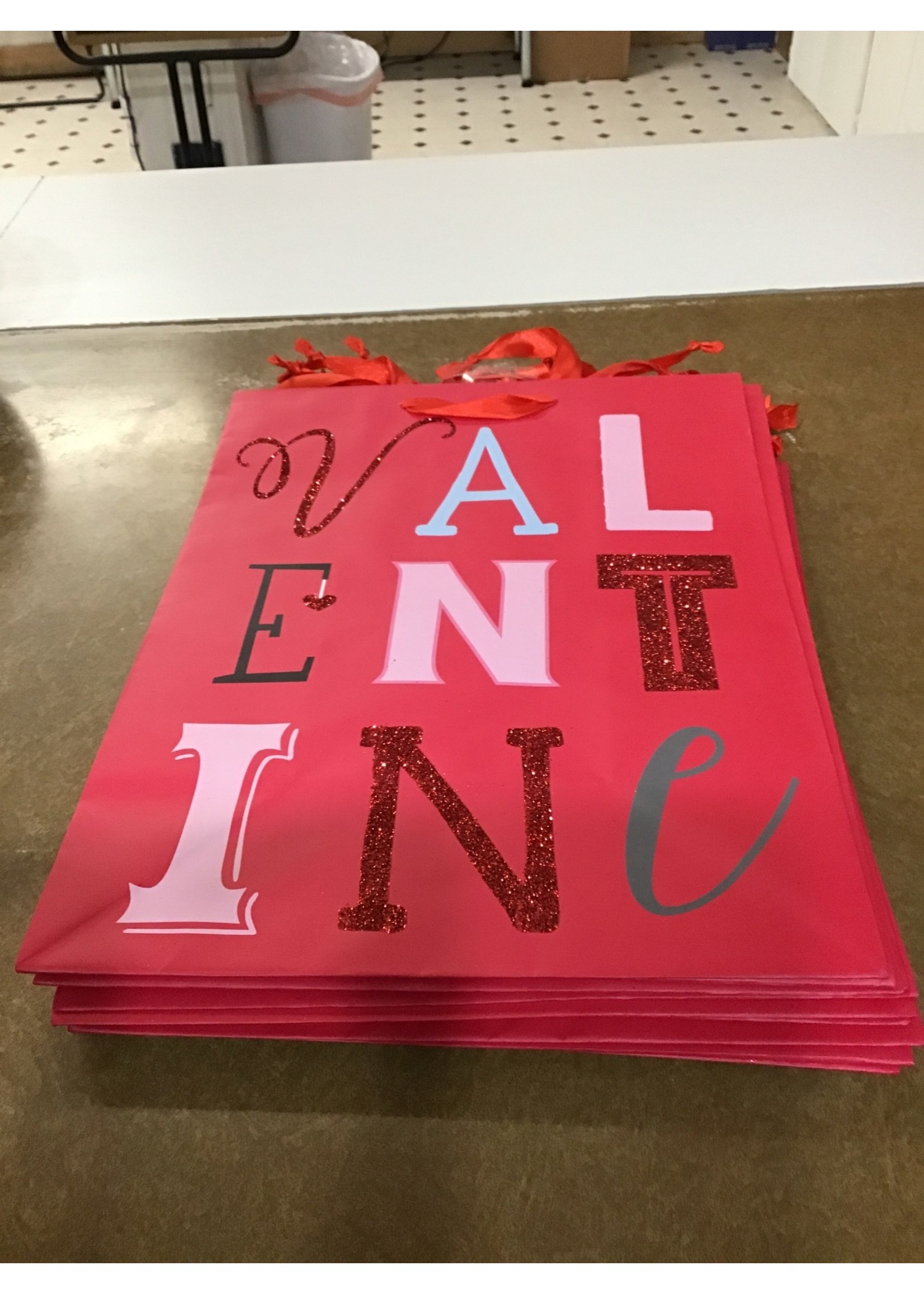 LARGE SPECIALTY BAG VALENTINE LTG ON RED