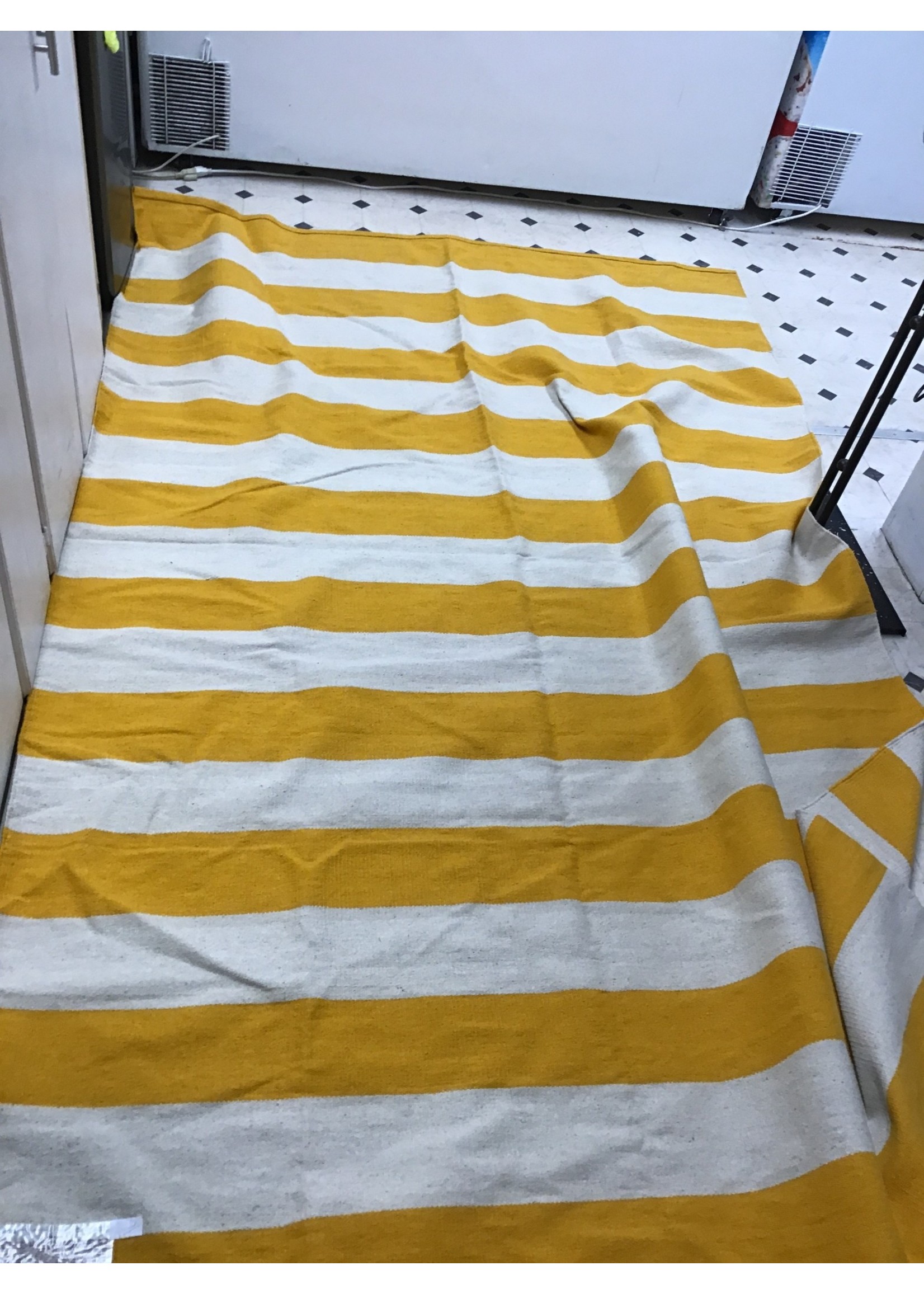 SAFAVIEH Area Rug 6x9 - Montauk Collection - Large - Yellow & Ivory, Handmade Flat Weave Cotton, Farmhouse Stripe