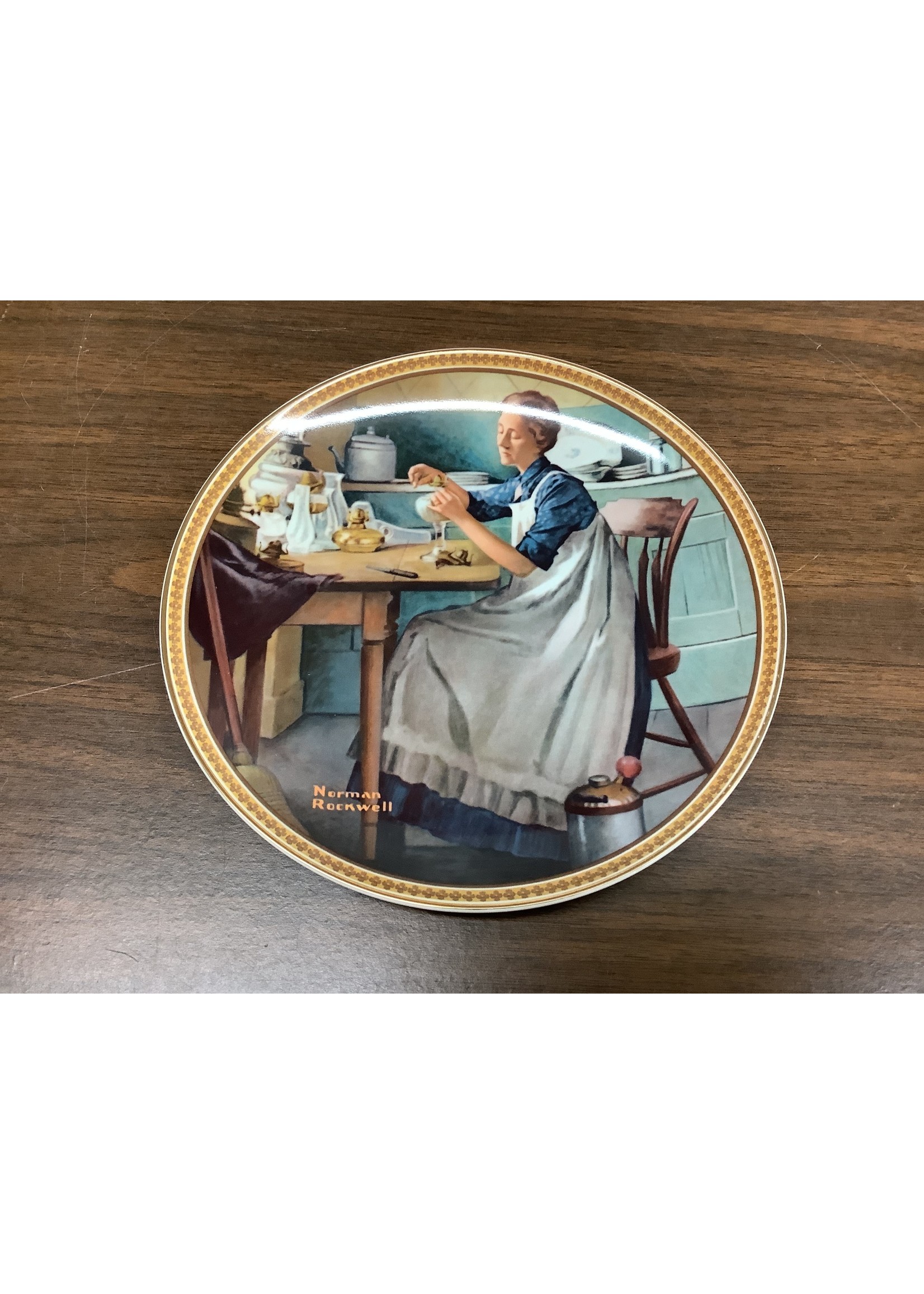 The Bradford Exchange Collectors Plate “Working in the Kitchen” Bradex-No. 84-R70-4.9