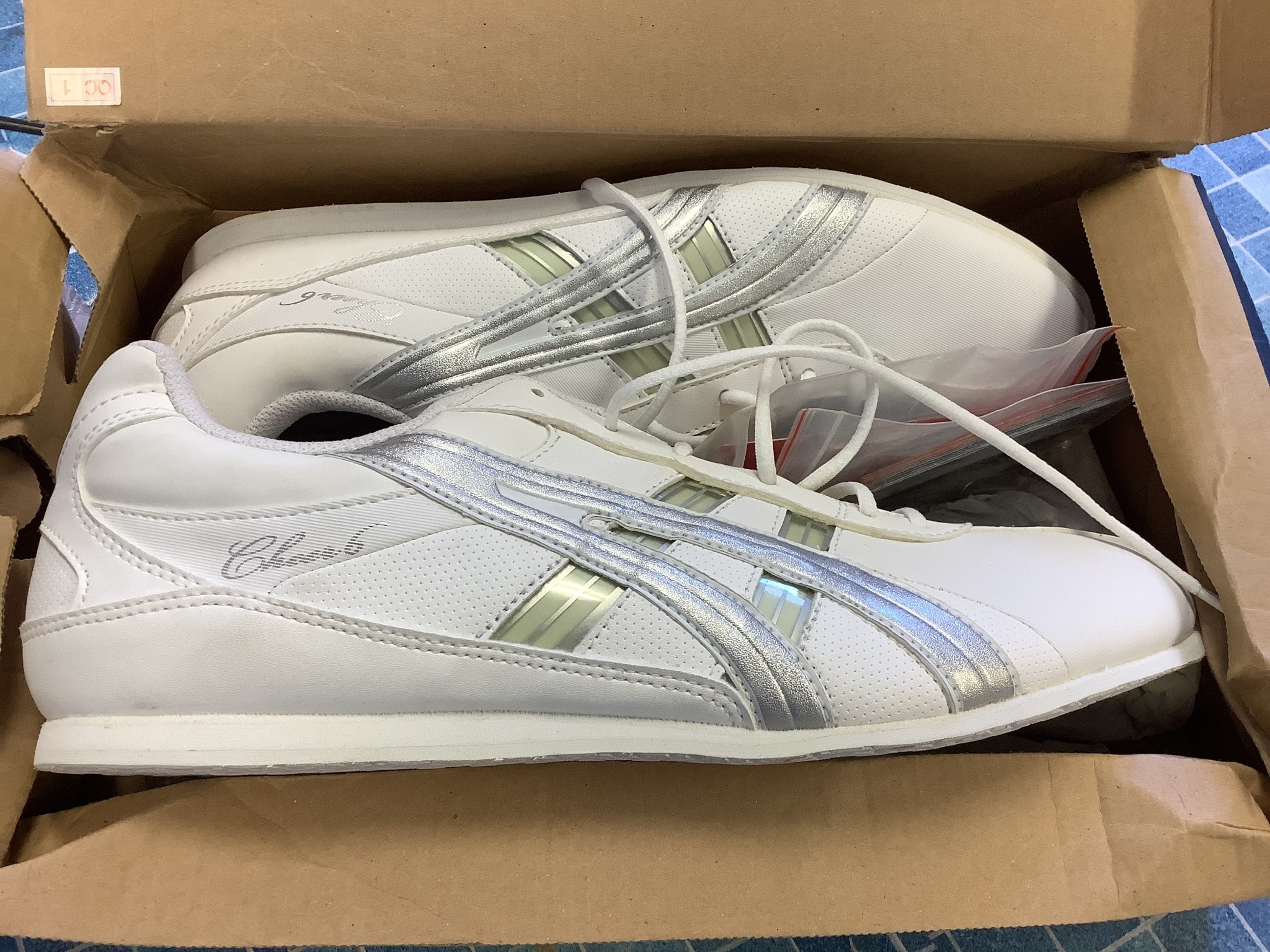 Damaged Box Asics Woman s Cheer 6 White Silver Size 11 D3