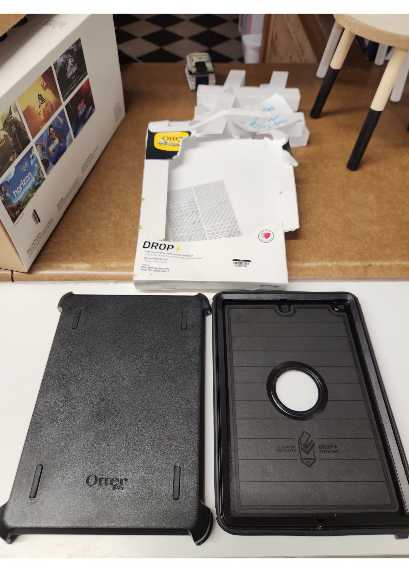 OtterBox Apple iPad (9th gen, 8th gen, 7th gen) Defender Series Pro Case - Black