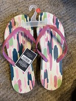 Dented- WestLoop women’s flip flops size S 5/6 pink camo
