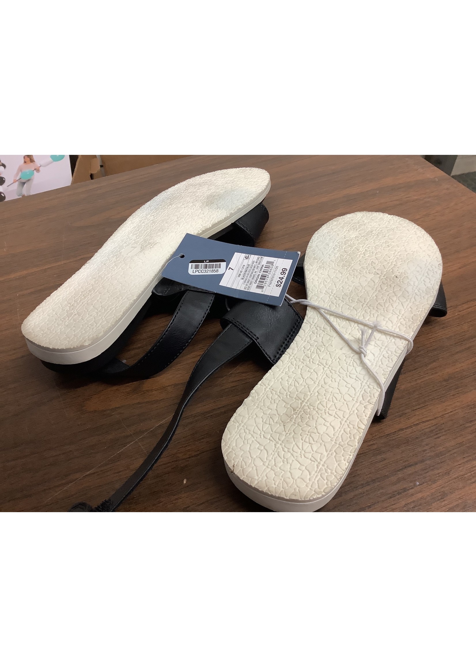 *Slightly Worn Universal Thread Sandals Size 7