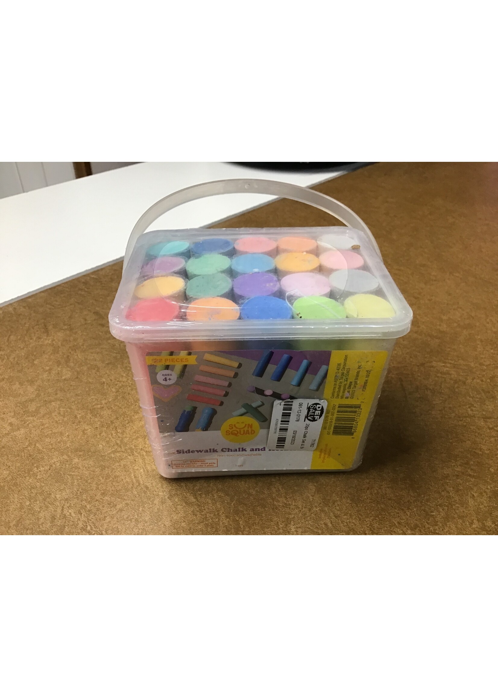 Cracked top- 20pc Chalk Set & Bucket with 2 Holders - Sun Squad