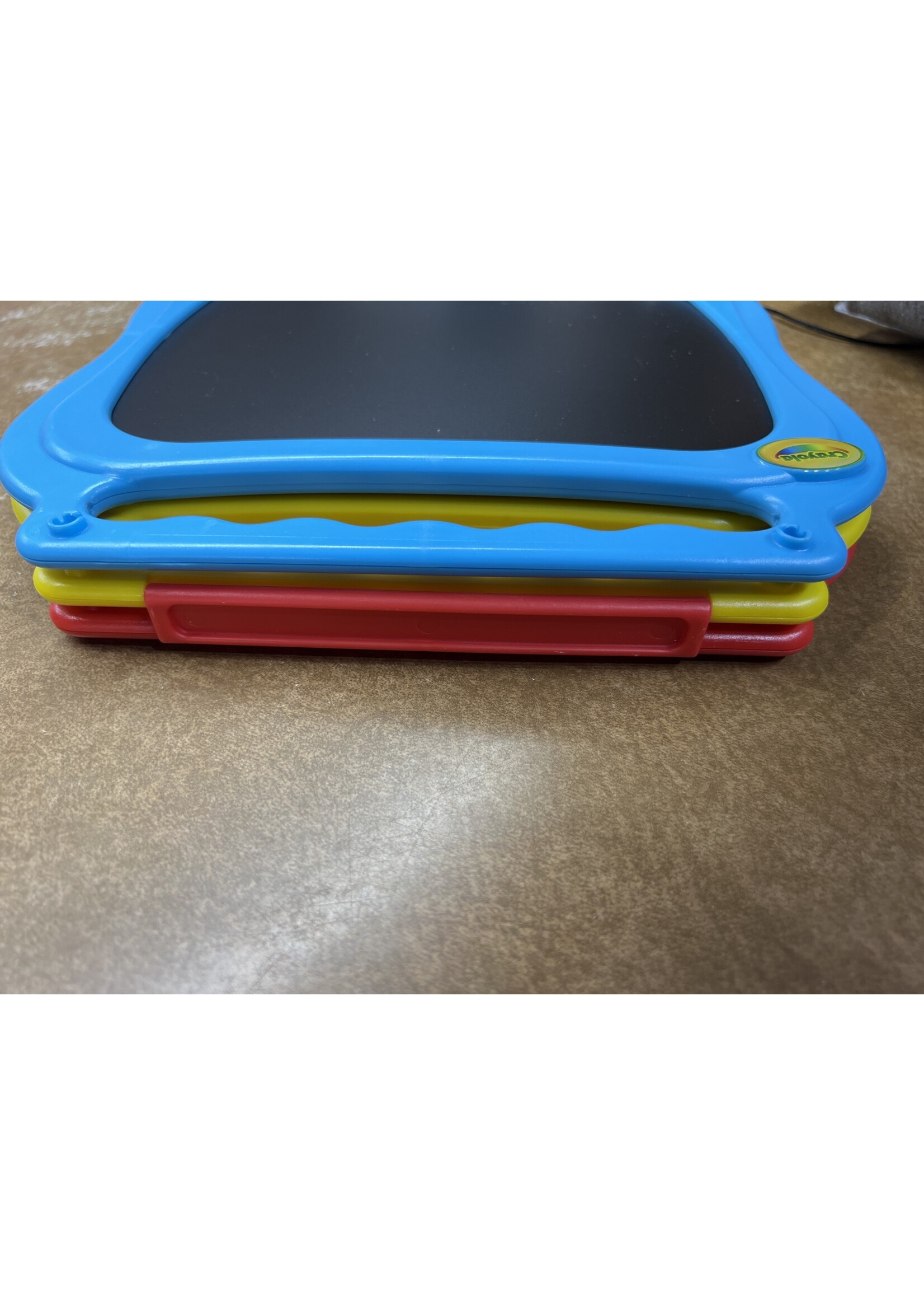 Broken hinge -no crayon- Crayola 5-in-1 Creative Fun Tabletop Easel