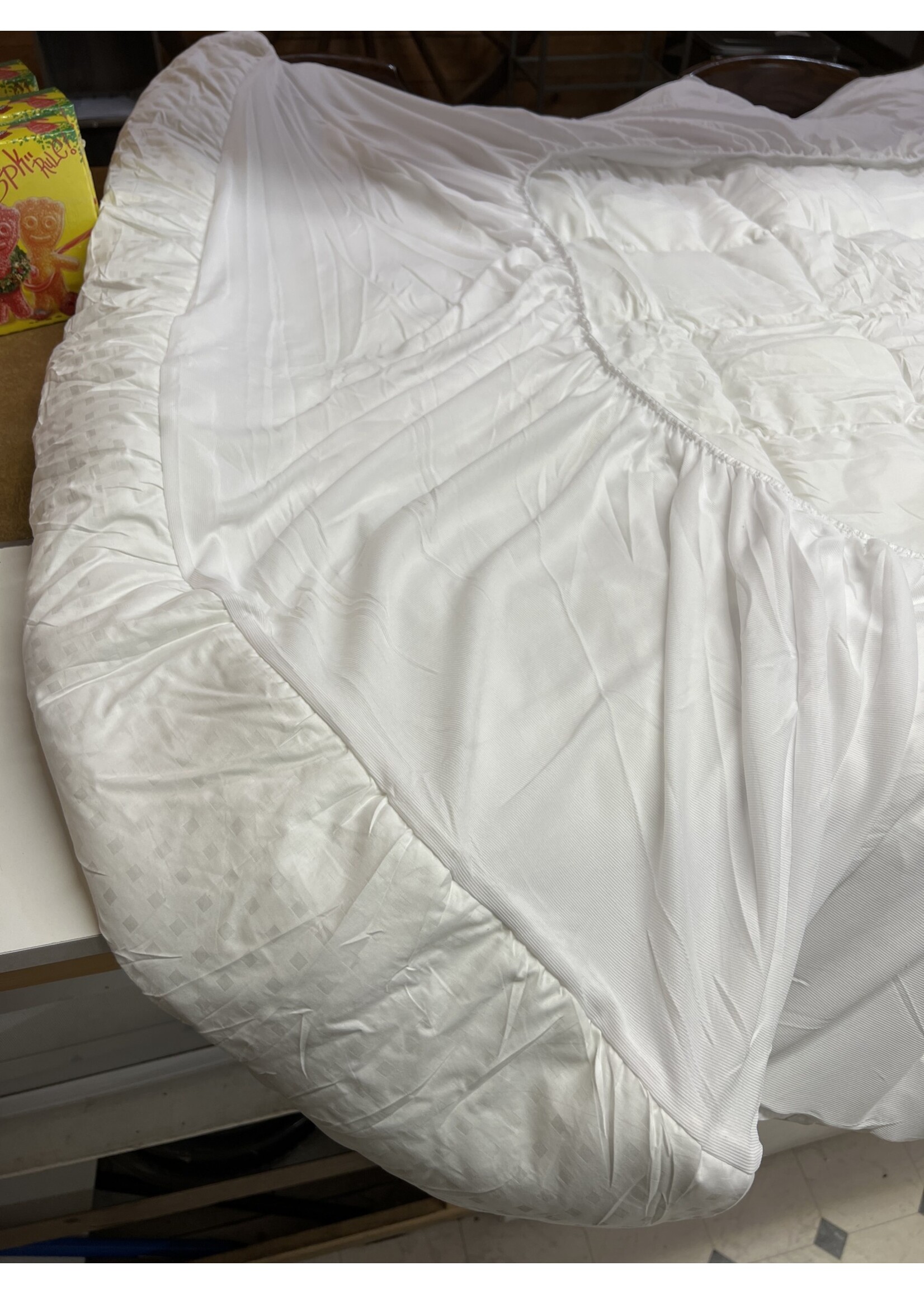 Used- Easeland Mattress Pad (60”x80”x18”) queen white
