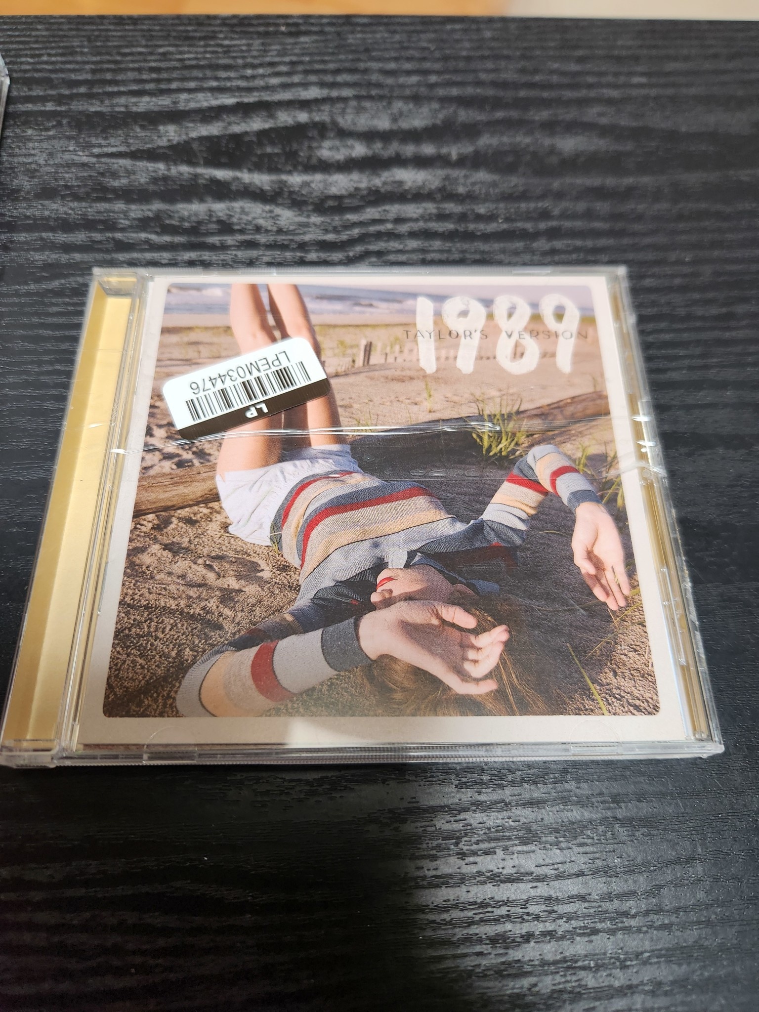 open-cracked-case-taylor-swift