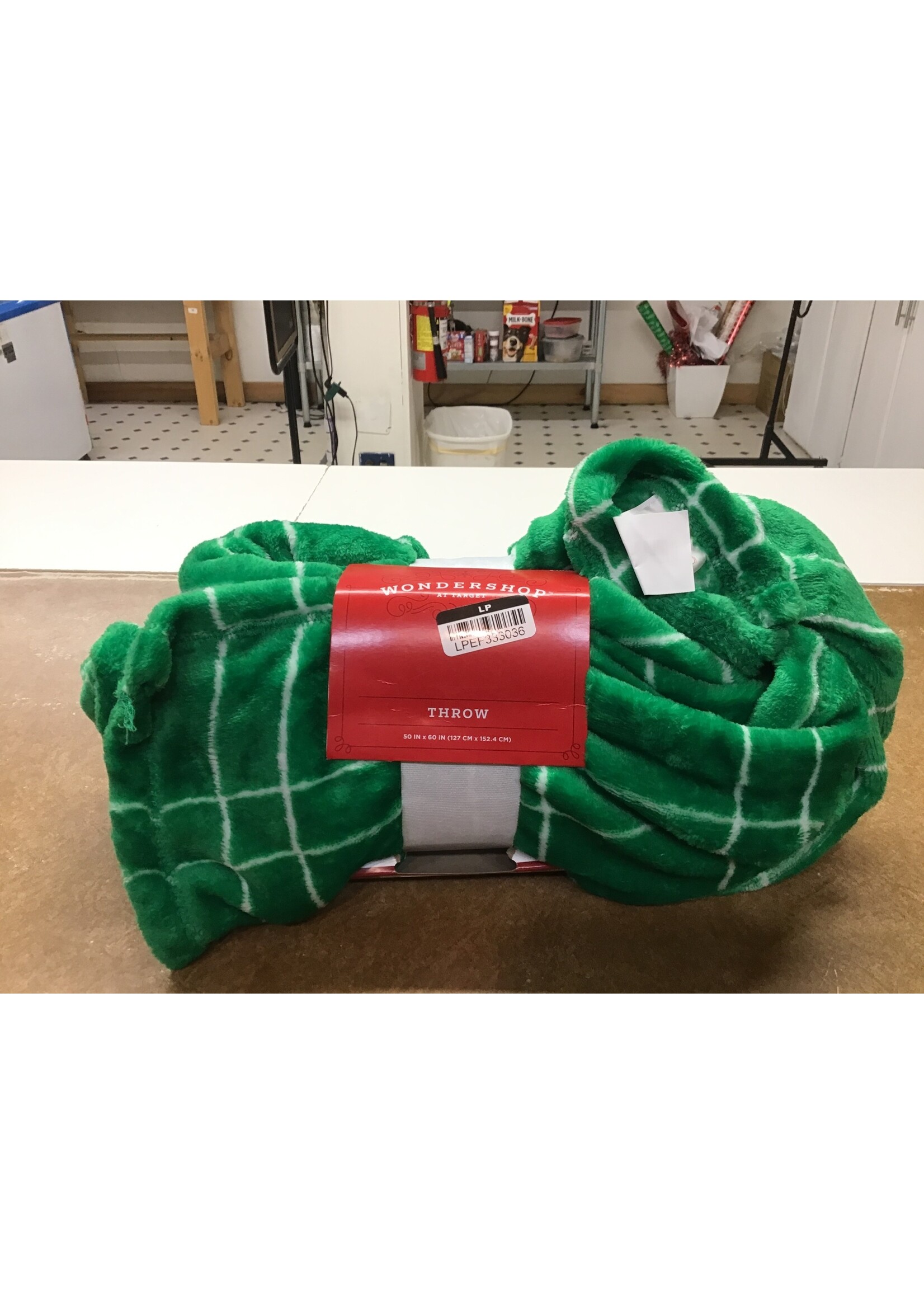 *small snag* Plaid Plush Christmas Throw Blanket Green/White