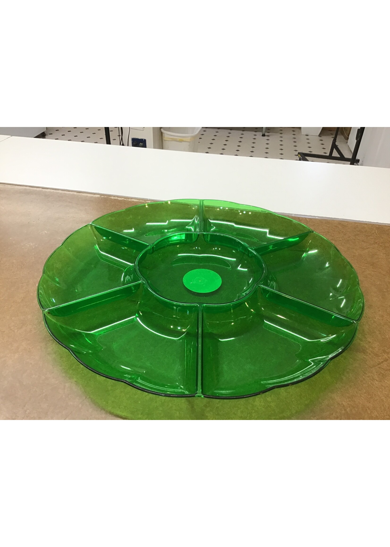 *small crack* Tray 16″ Compartment Chip N Dip Plastic Kiwi Green