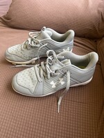 Used- Under Armour Y3.5 softball cleats grey