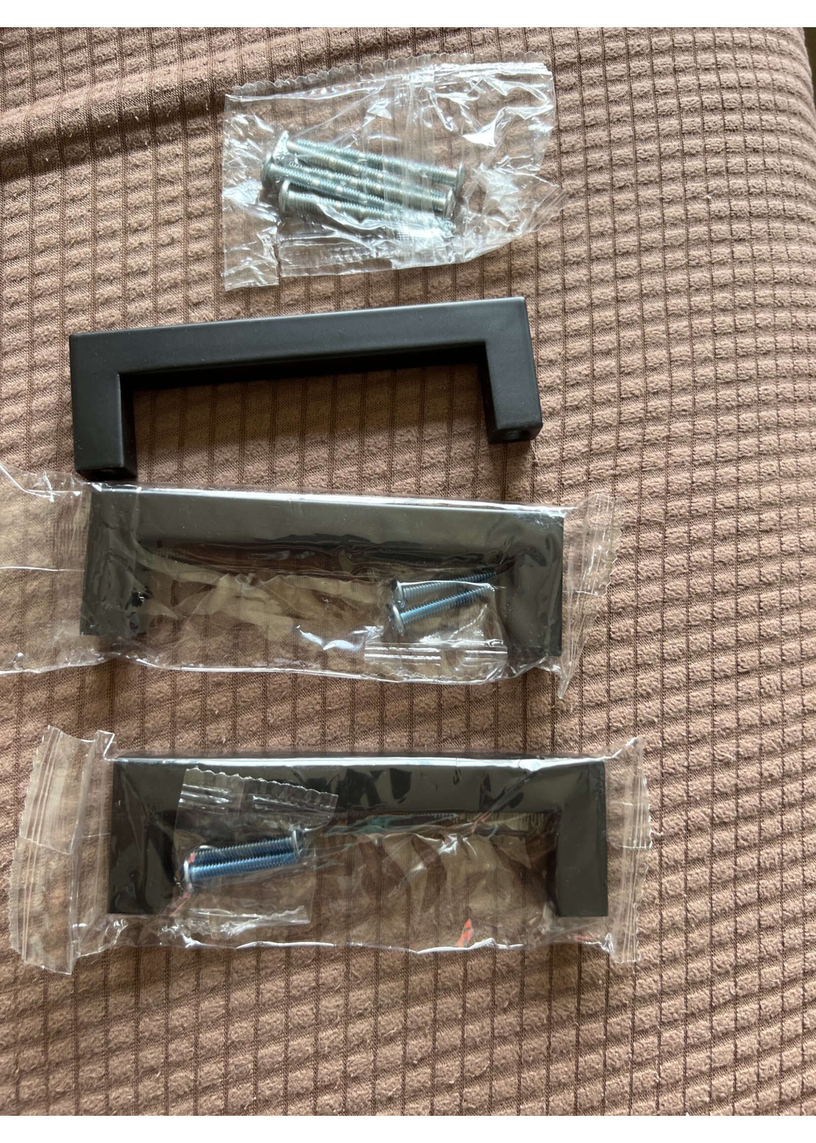 *missing one set of screws -Ravinte 3 pk 4” Kitchen Sq Cabinet Handles matte black drawer pulls
