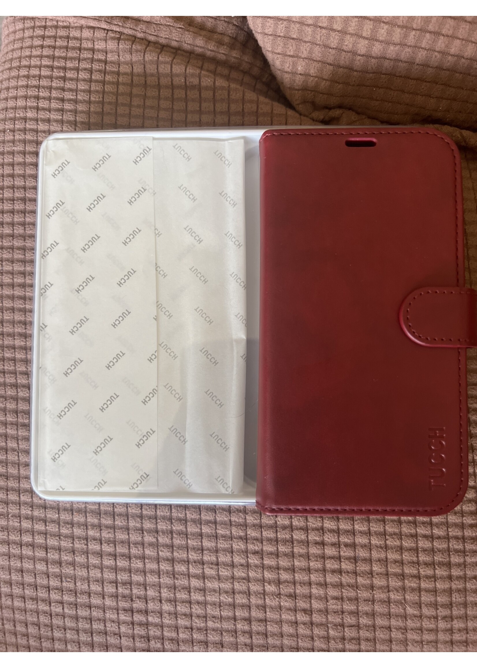 Tucch iPhone 14 Pro 6.1” red leather with magnetic latch