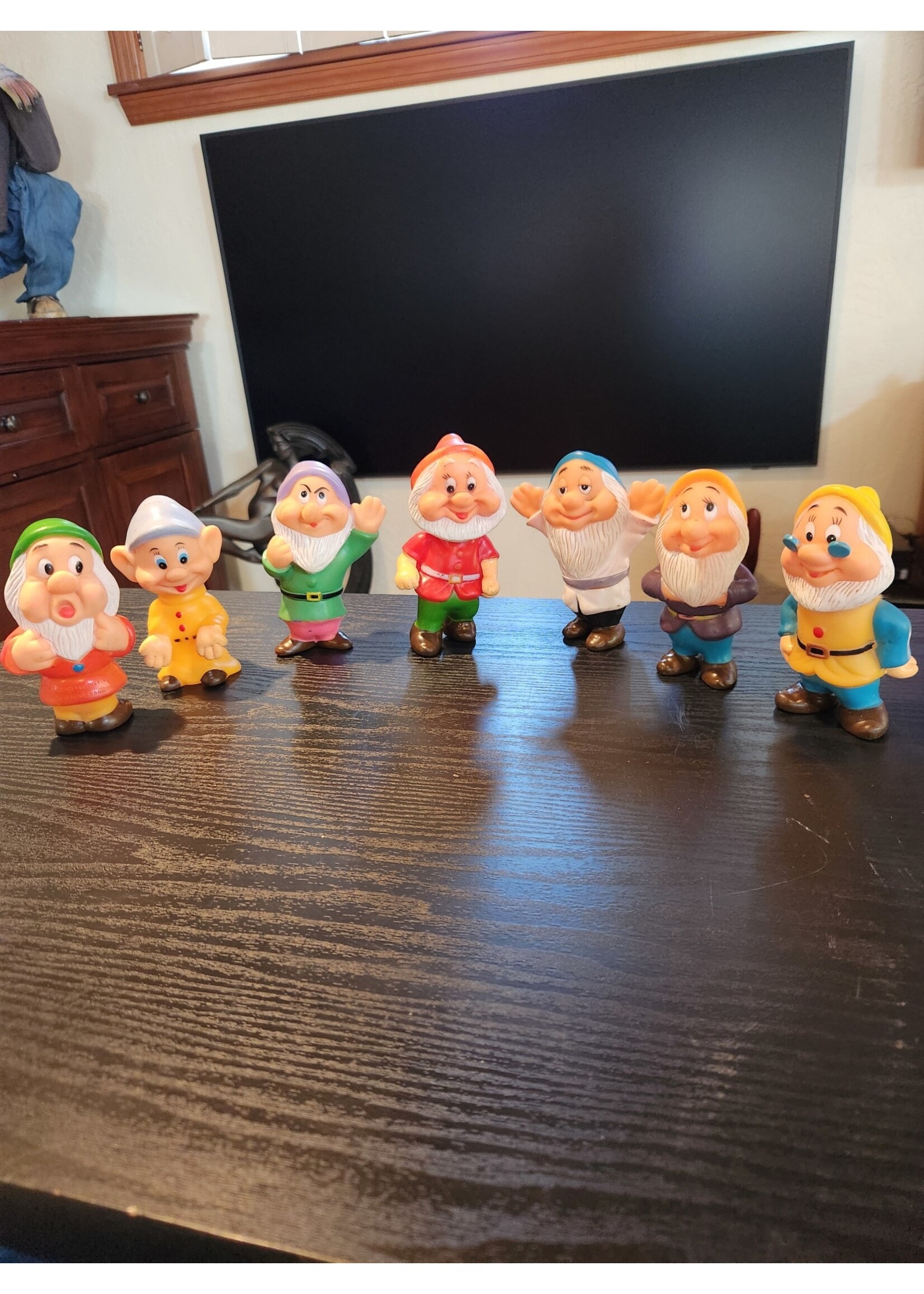 Vintage Disney Complete Set 4.5 inch Rubber Squeak Toy Snow White & 7 Dwarfs.