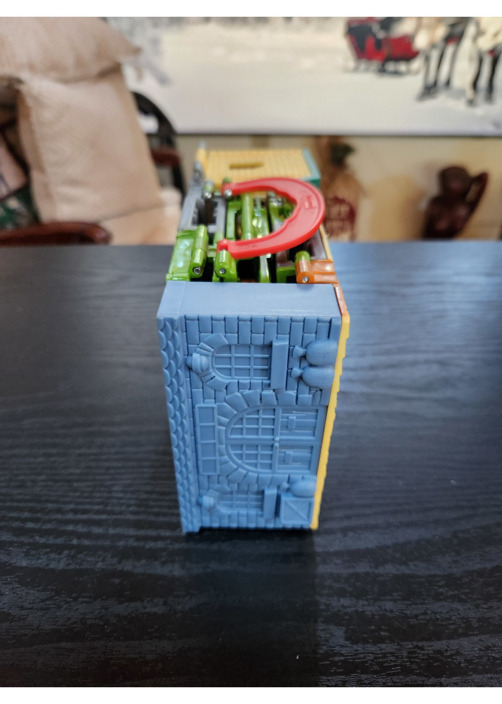 2009 THOMAS AND FRIENDS TAKE N PLAY FOLD UP PAINT SHOP TRAIN TRACK