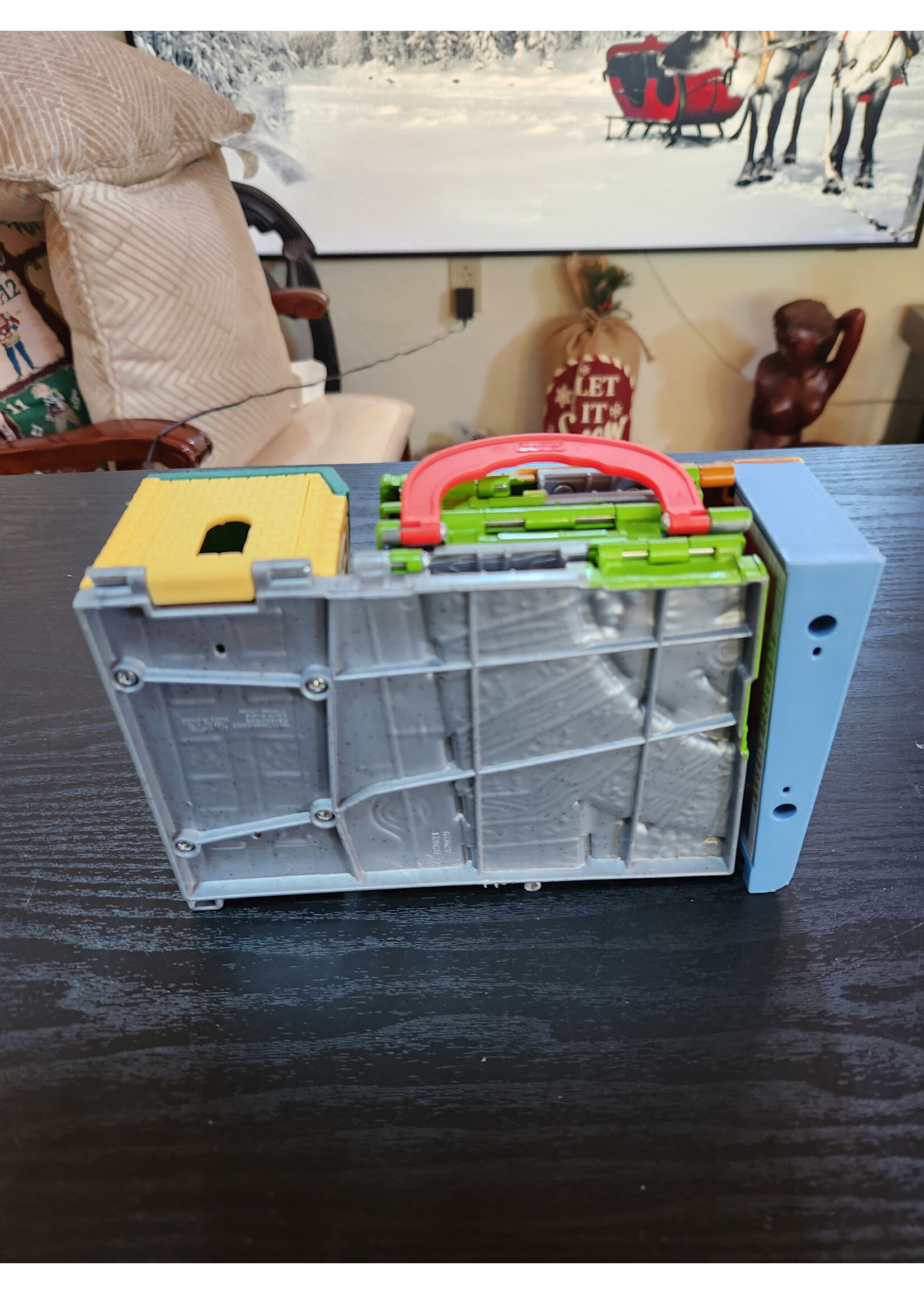 2009 THOMAS AND FRIENDS TAKE N PLAY FOLD UP PAINT SHOP TRAIN TRACK