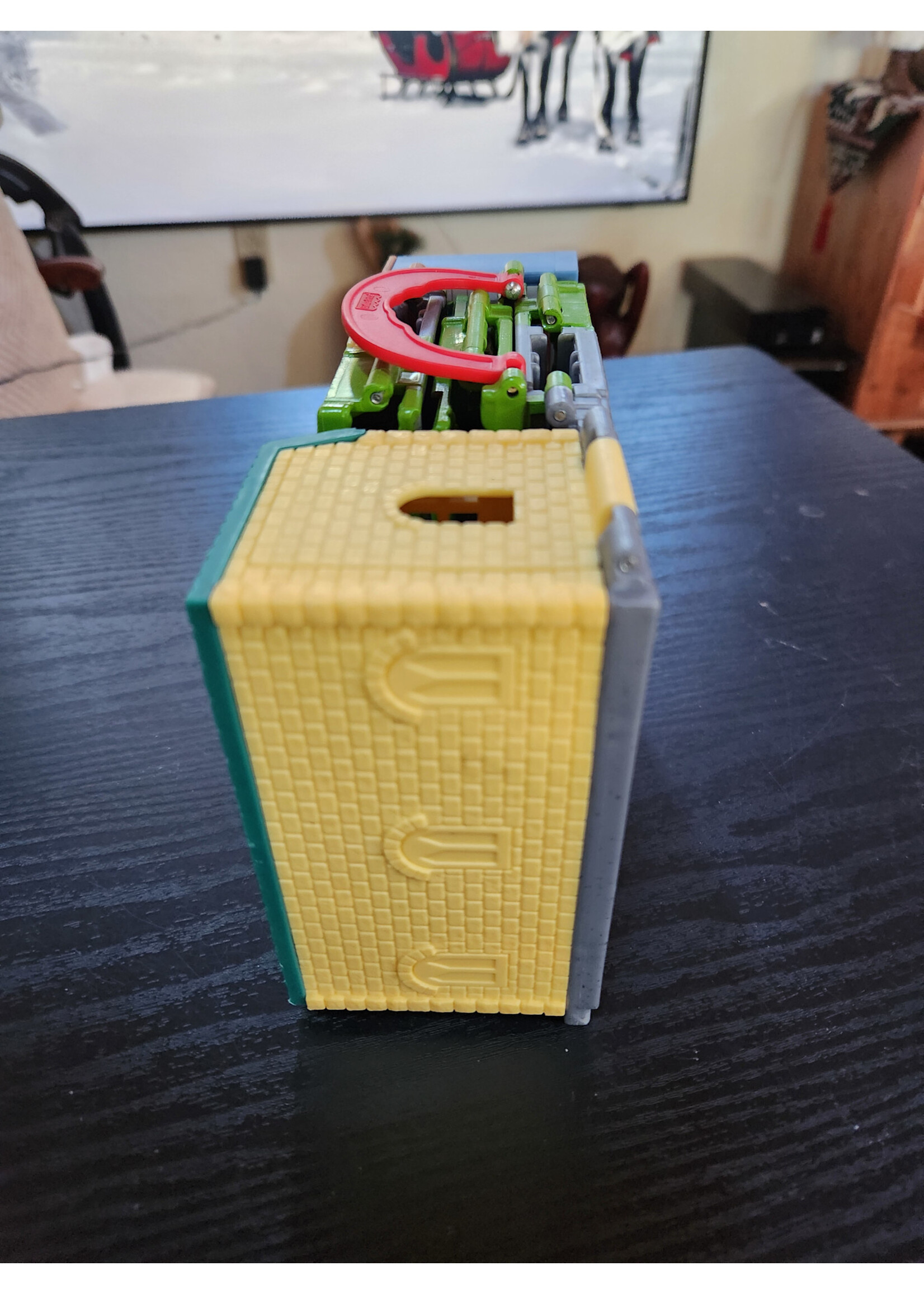 2009 THOMAS AND FRIENDS TAKE N PLAY FOLD UP PAINT SHOP TRAIN TRACK