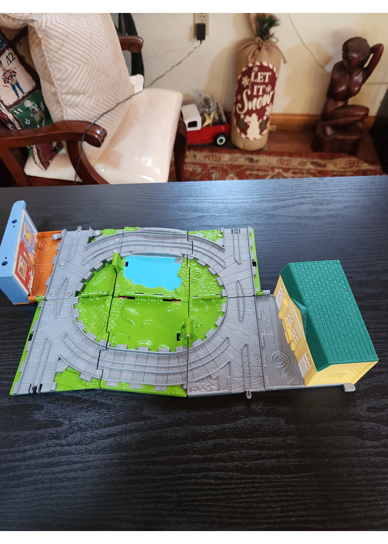 2009 THOMAS AND FRIENDS TAKE N PLAY FOLD UP PAINT SHOP TRAIN TRACK