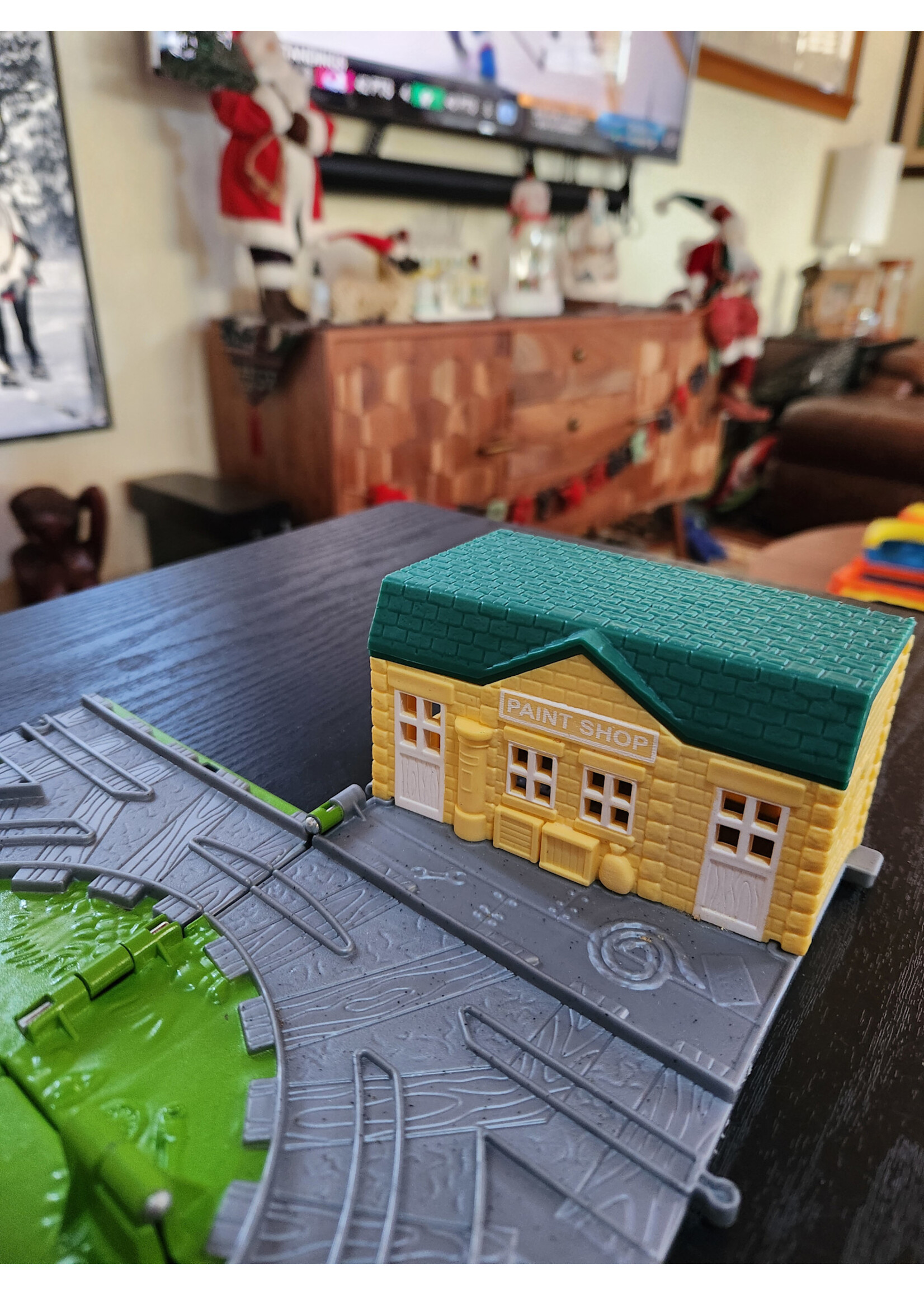 2009 THOMAS AND FRIENDS TAKE N PLAY FOLD UP PAINT SHOP TRAIN TRACK
