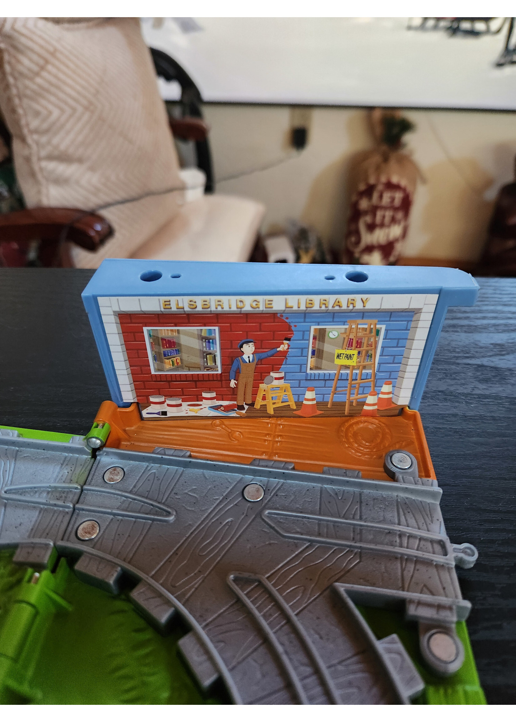 2009 THOMAS AND FRIENDS TAKE N PLAY FOLD UP PAINT SHOP TRAIN TRACK