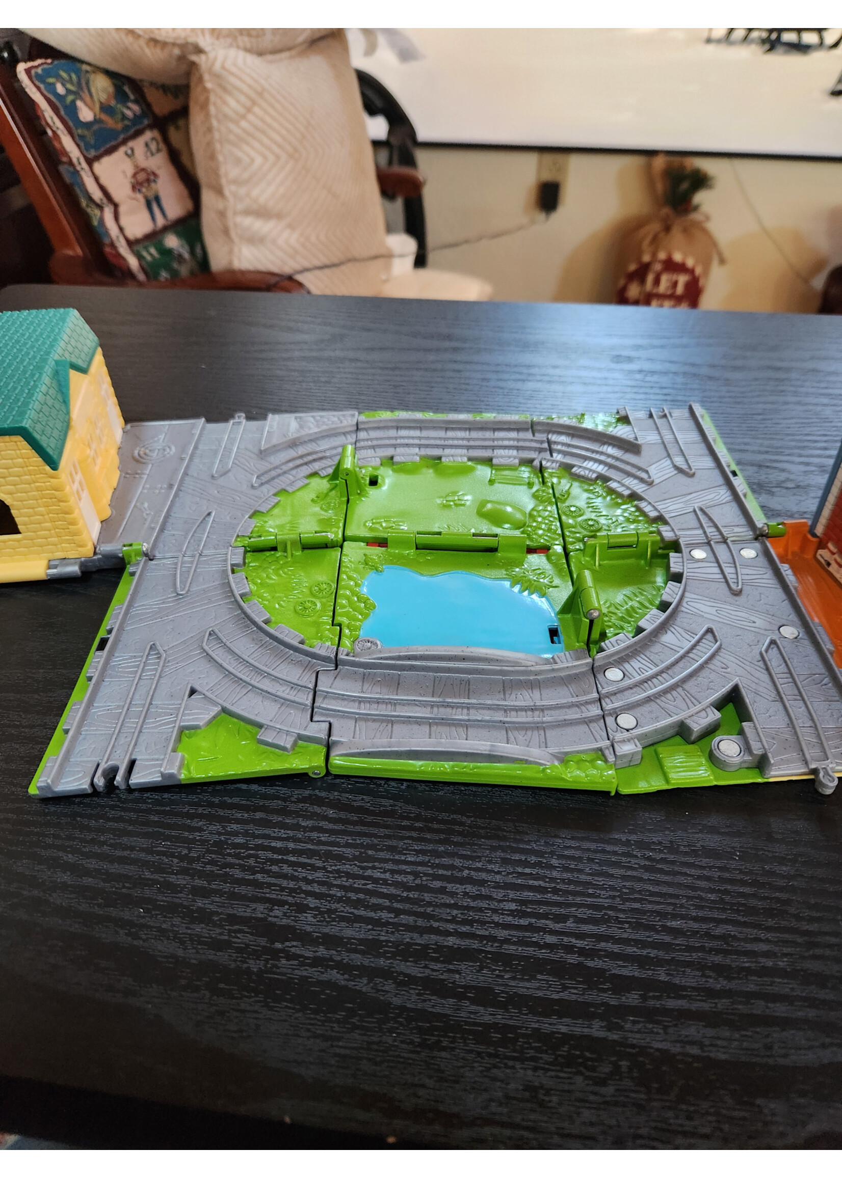 2009 THOMAS AND FRIENDS TAKE N PLAY FOLD UP PAINT SHOP TRAIN TRACK