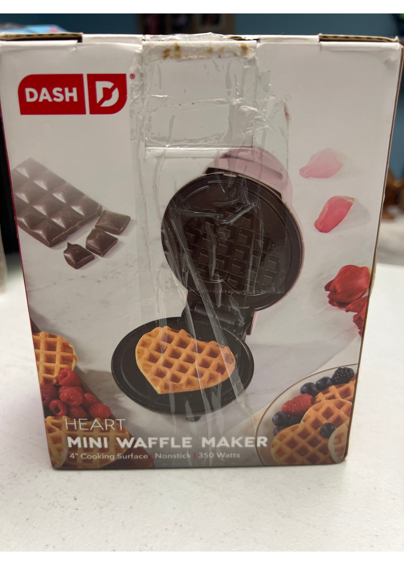 Used- Dash Heart Mini Waffle Maker 4” 350w