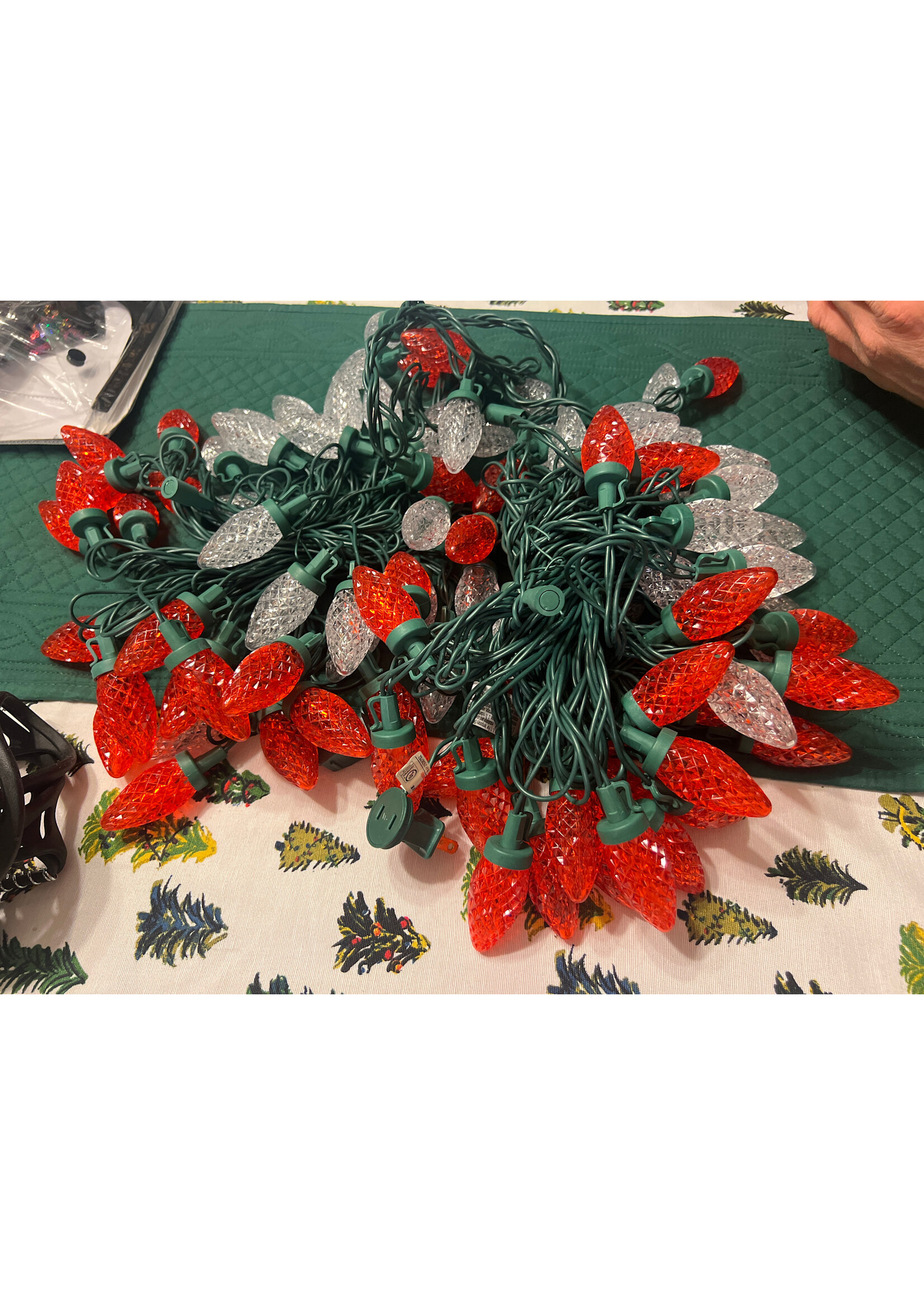 No packaging- Approximately 100ct 50’ C7 red and white Christmas lights LED