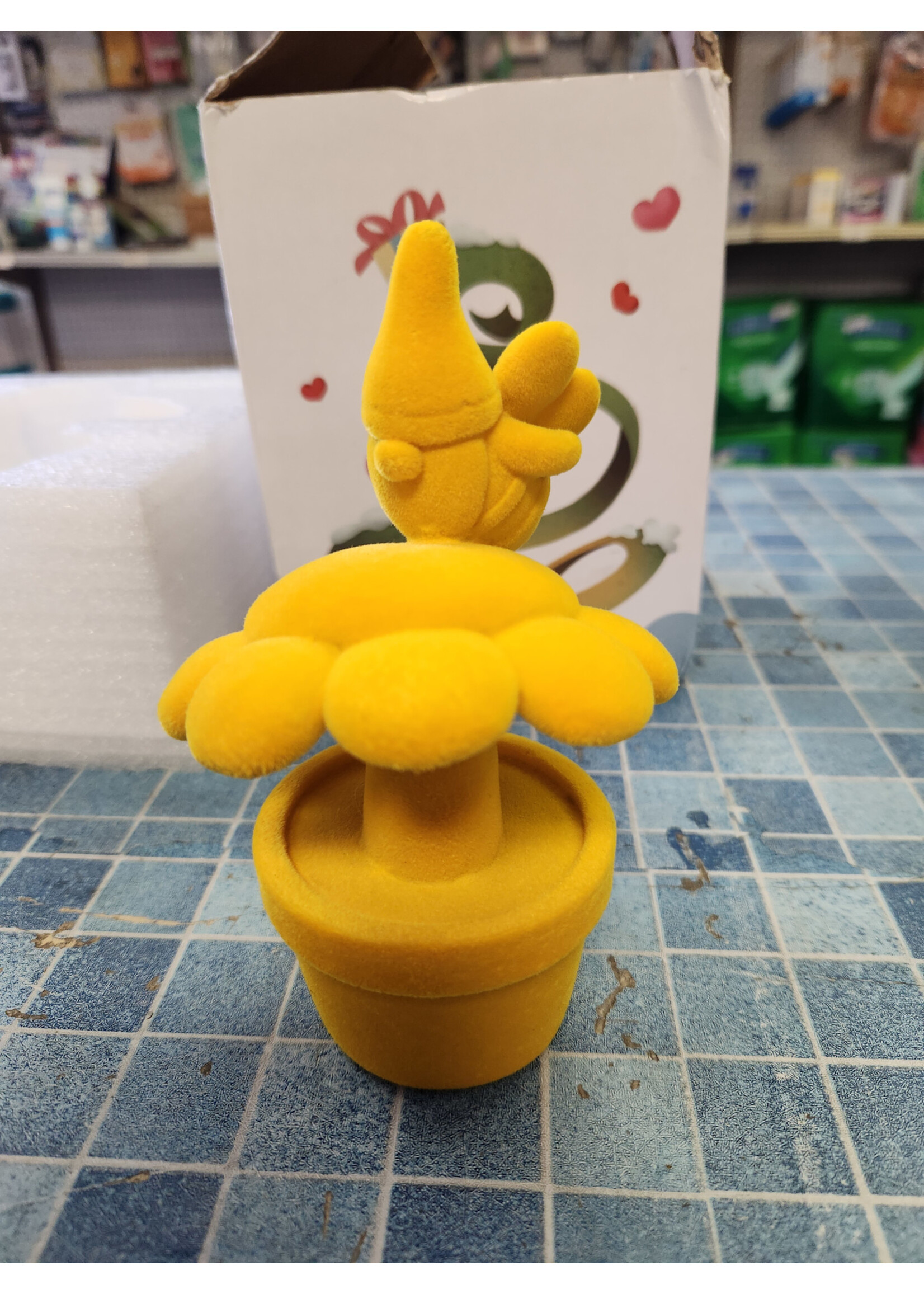 WDS WONDROUS Gnomes In Wonderland Yellow Bee Gnome On Yellow Sunflower Flocked Resin