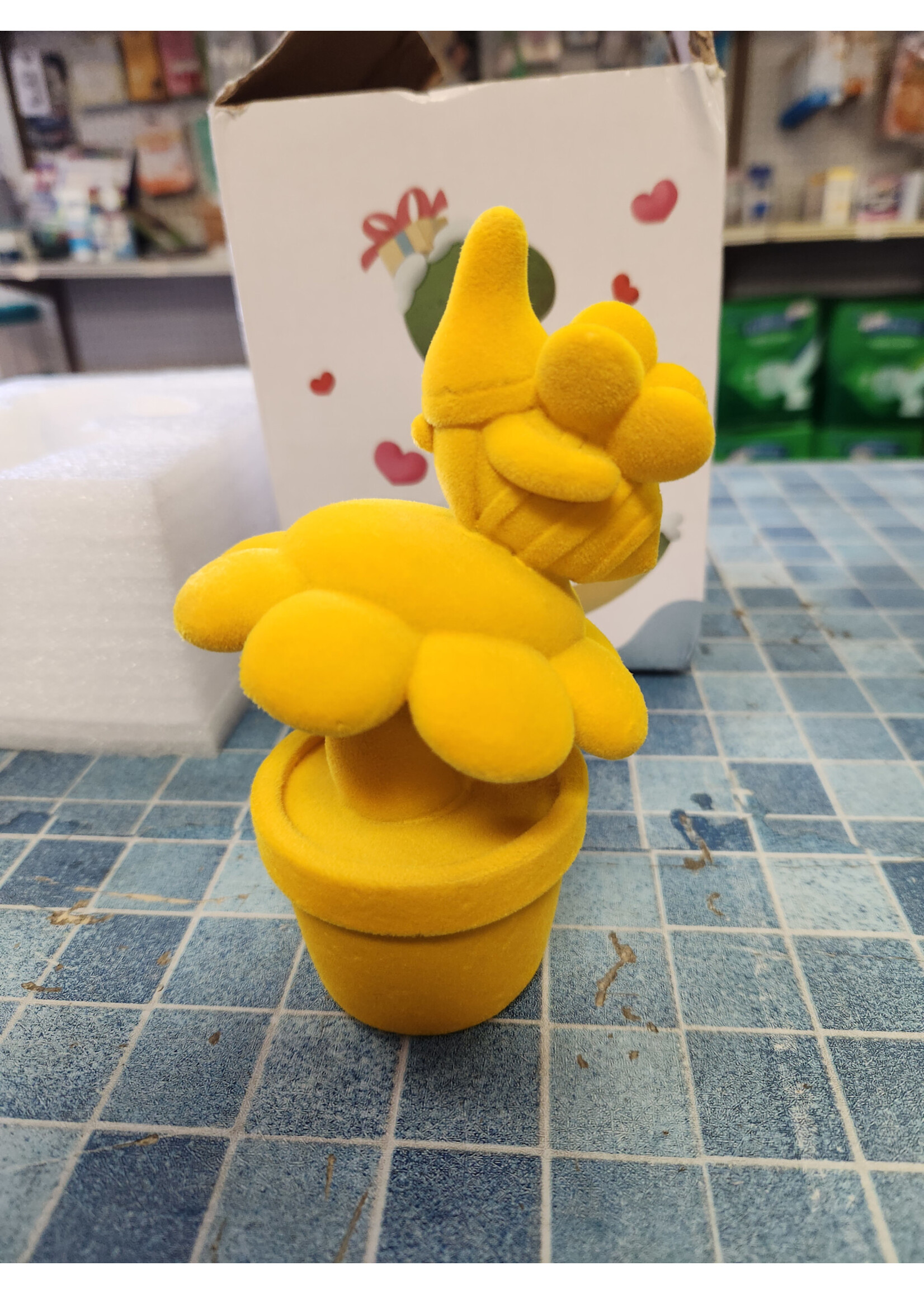 WDS WONDROUS Gnomes In Wonderland Yellow Bee Gnome On Yellow Sunflower Flocked Resin