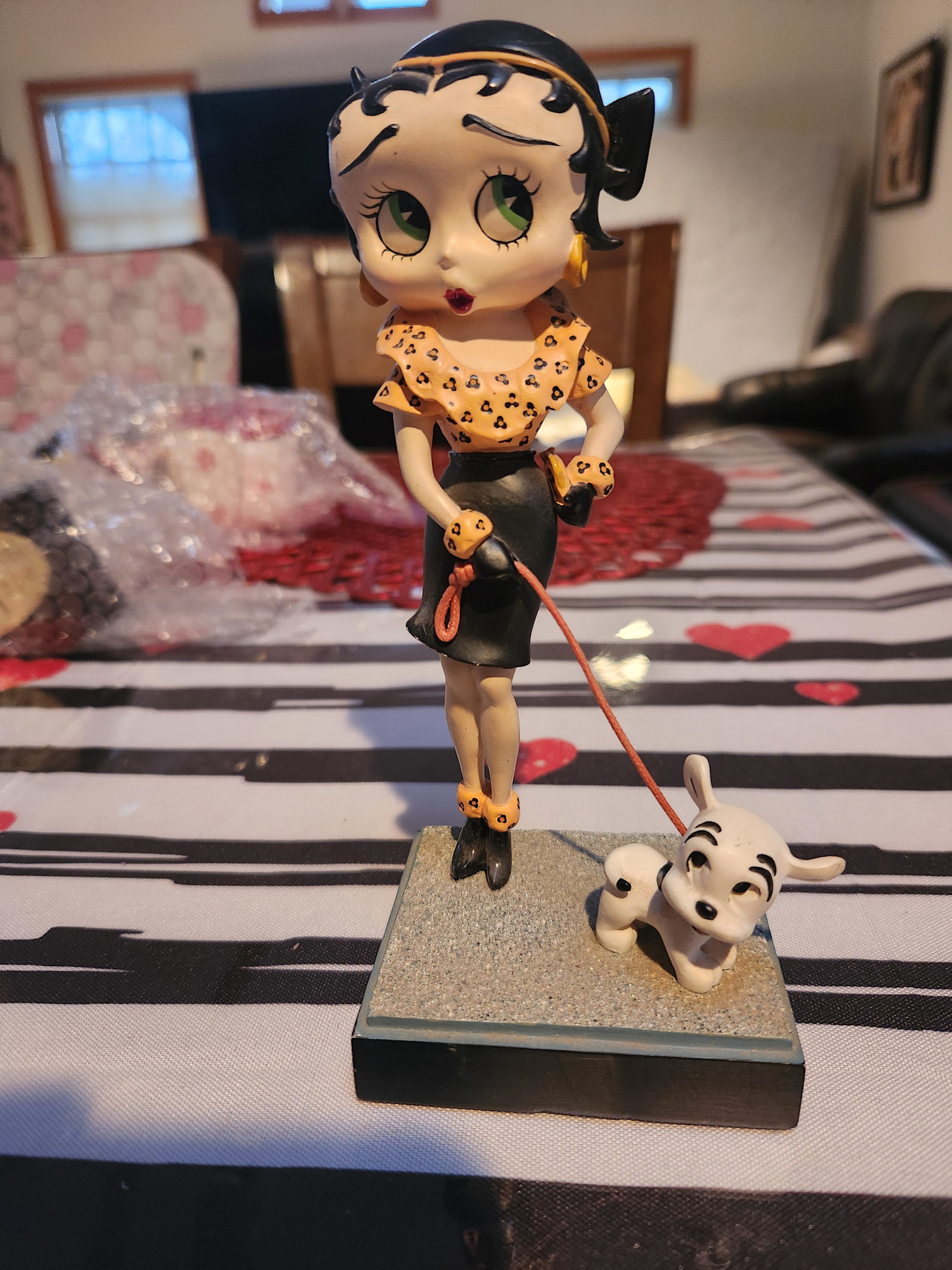 Danbury Mint Betty Boop, Out For a Stroll Figurine Pudgy - D3