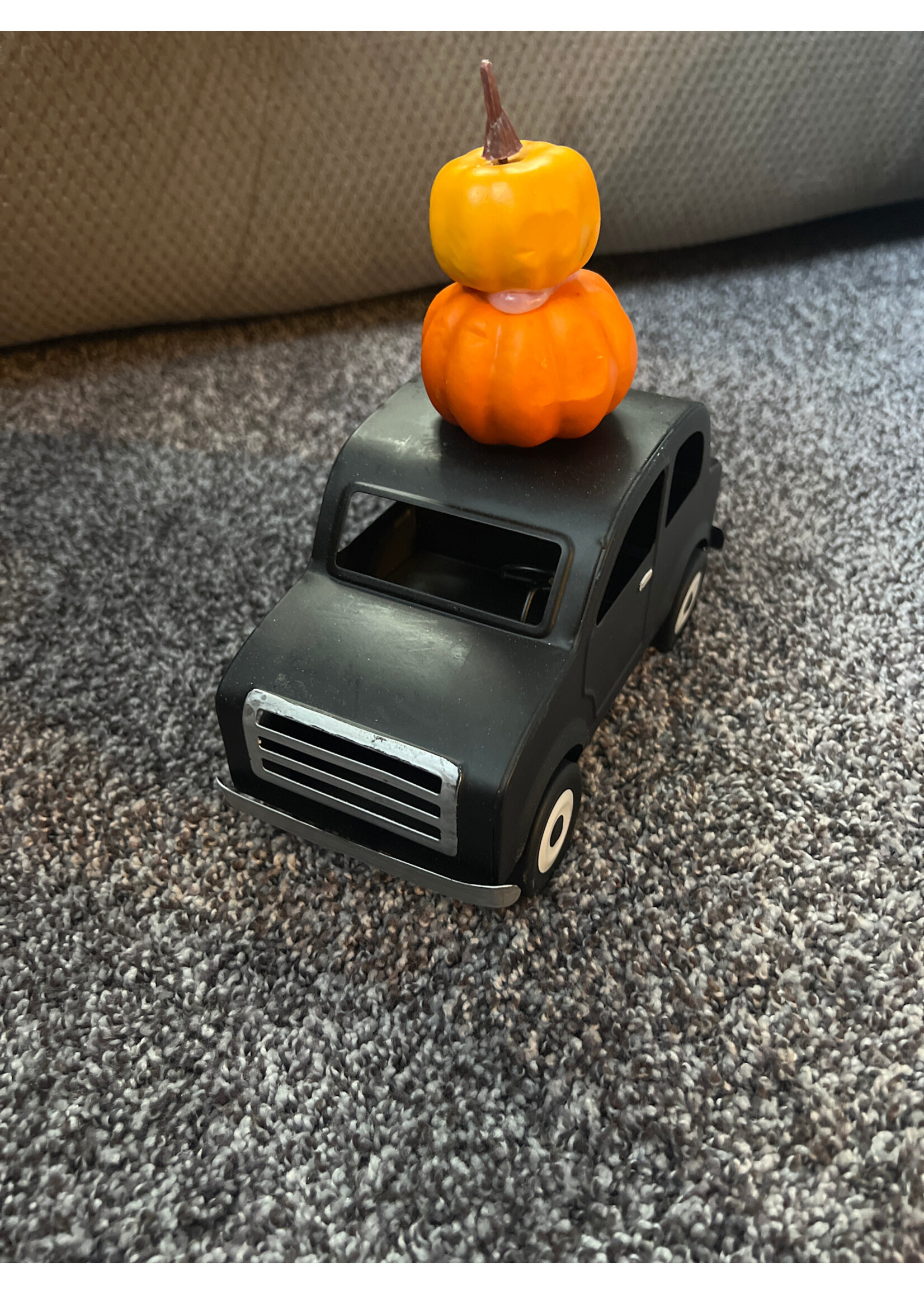 Hyde & Eek Halloween car black with pumpkins on top