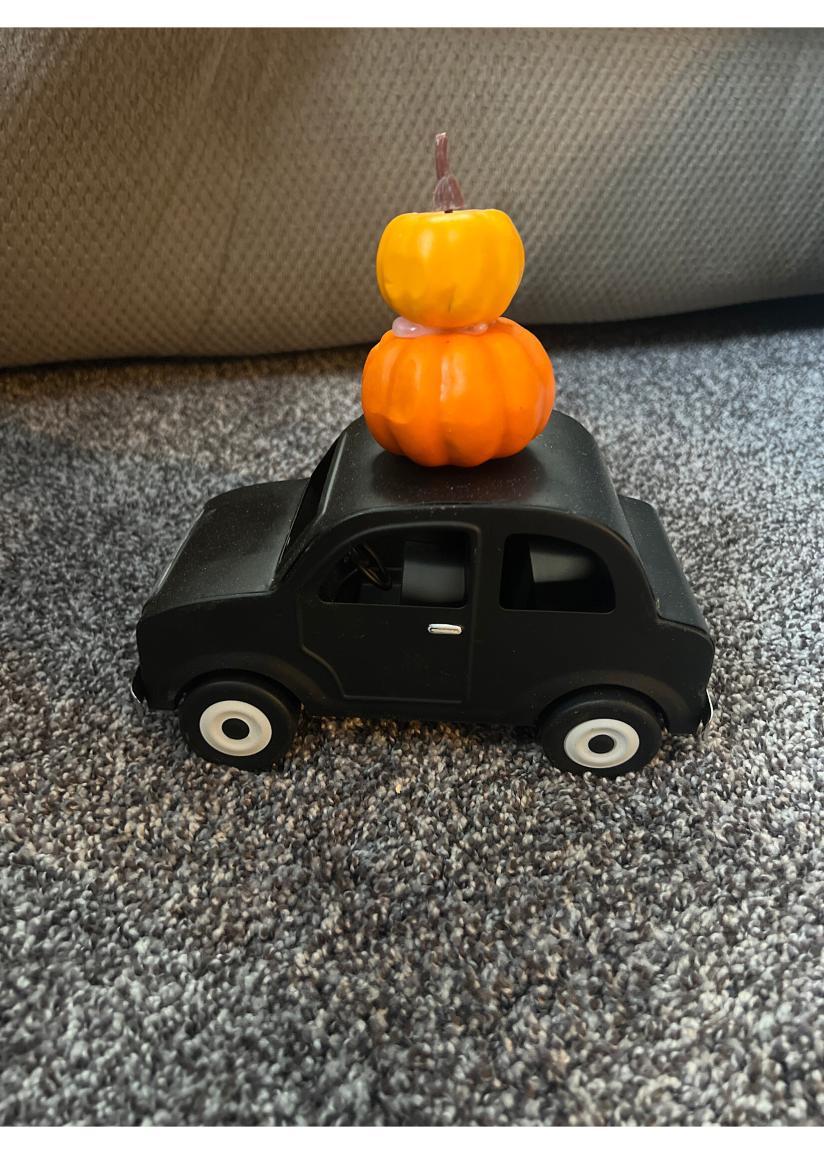 Hyde & Eek Halloween car black with pumpkins on top