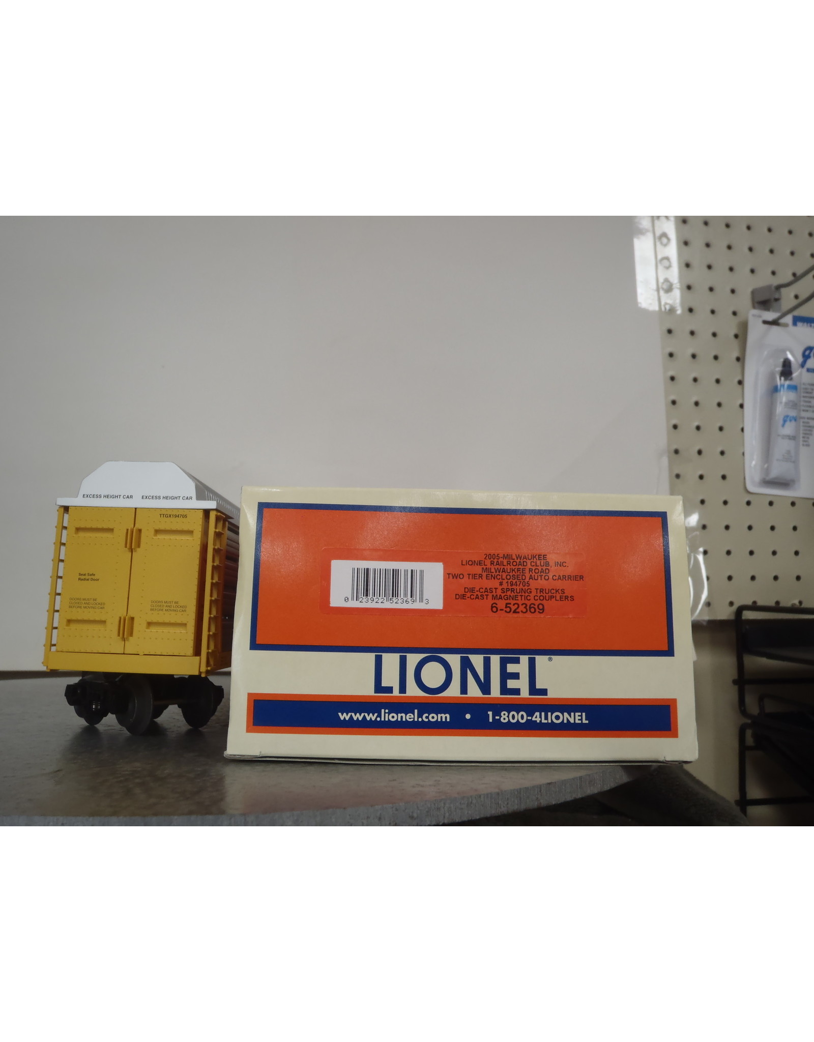 Lionel Auto Carrier Milwaukee RR Club 2005