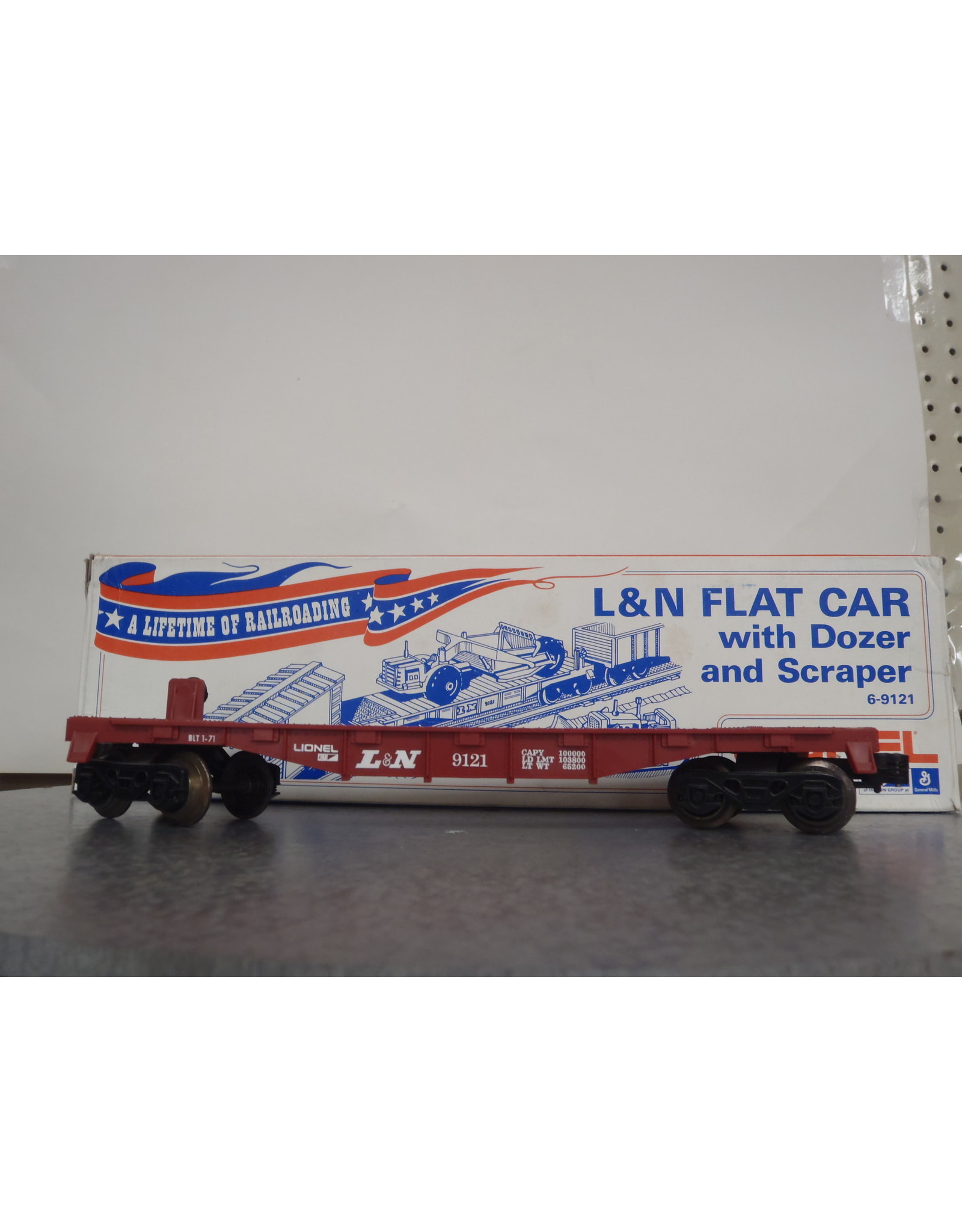 Lionel Flatcar w/Dozer and Scraper L&N 9121