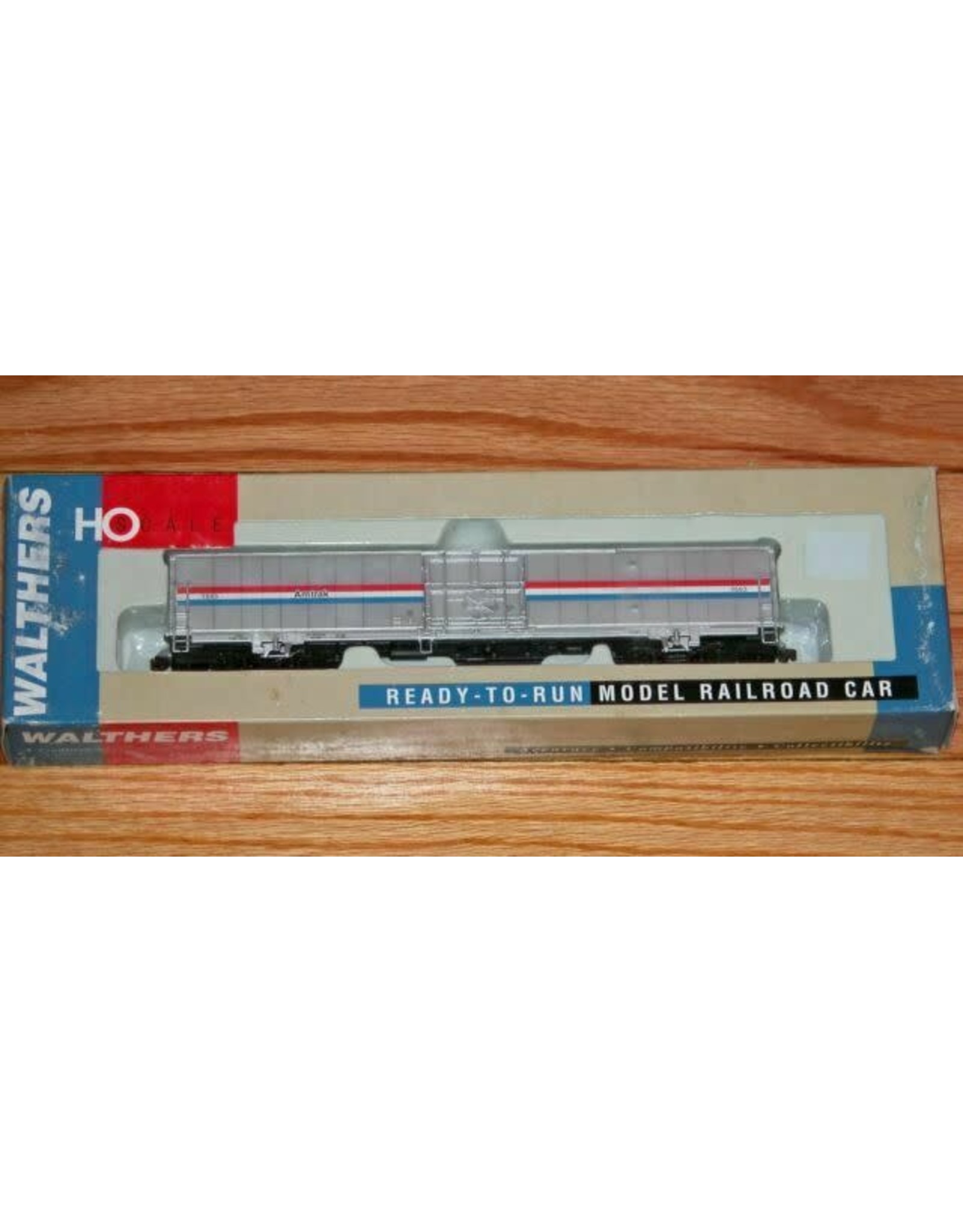 Walthers 60' Material Handling Car (MHC) - Single Car Ready to Run -- Amtrak(R) Phase III(used)