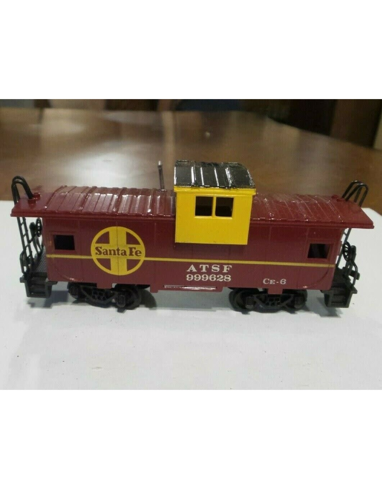 Bachmann HO Scale Santa Fe ATSF $999628 CE-6 Caboose Freight Car in Excellent Condition metal wheels and couplers