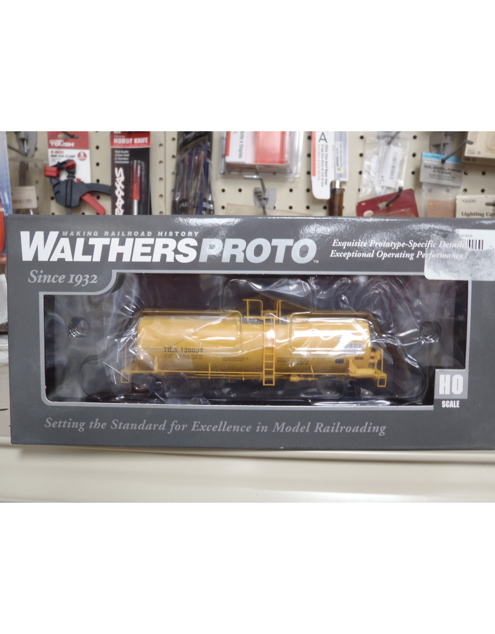 Walthers Proto Walthers Proto 40' Trinity 14,000 gallon molten sulfur tank car trinity Industries Leasing TILX #135034 (yellow)