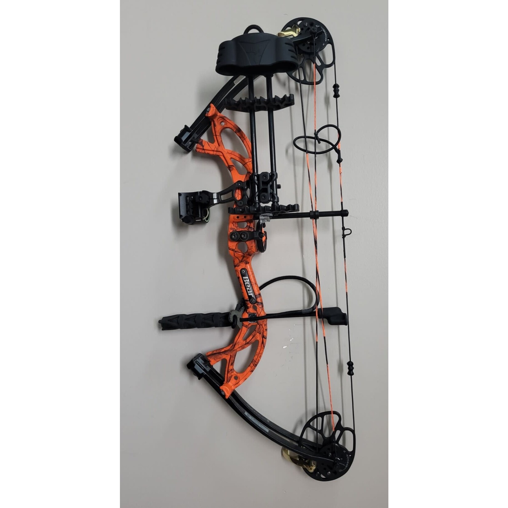 Bear Archery Used Bear Cruzer G2 Left Hand Compound Bow, 5-70 lbs, 12-30" Package