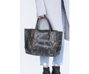 ampersand as apostrophe sideways tote