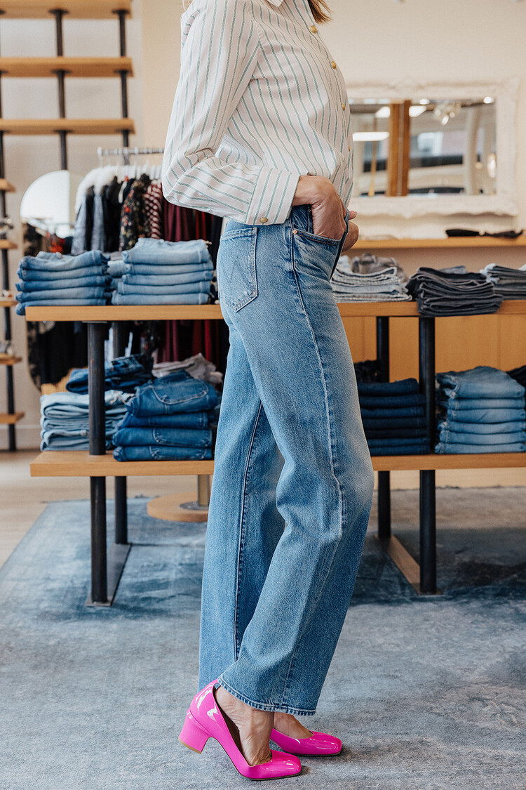 MOTHER DENIM MID RISE TUNNEL VISON SNEAK