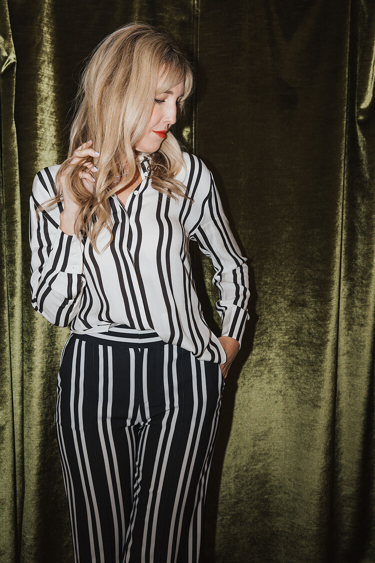 ALICE + OLIVIA DIMITRA BUTTON DOWN SHIRT