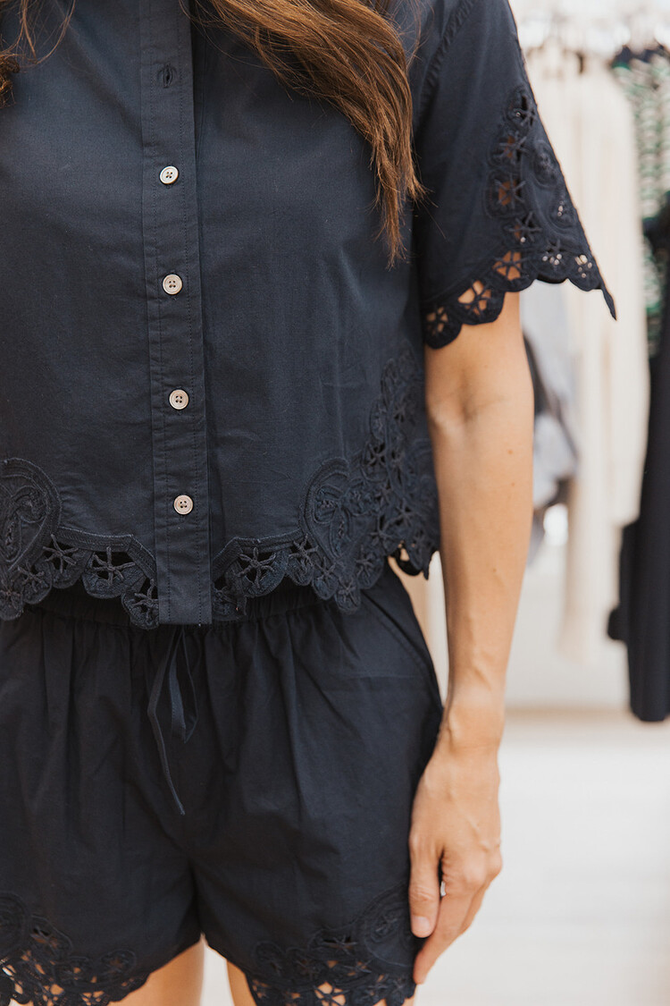 VERONICA BEARD  VIVALDI SHORT WITH EMBROIDERY